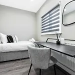 City Getaway- Newly Renovated Flat For Groups