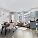 City Getaway- Newly Renovated Flat For Groups