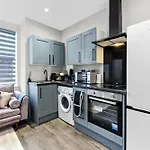 City Getaway- Newly Renovated Flat For Groups