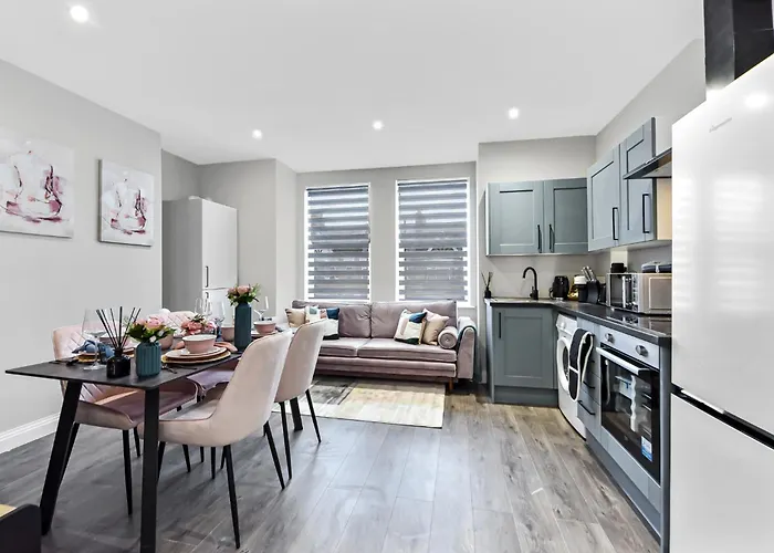 City Getaway- Newly Renovated Flat For Groups